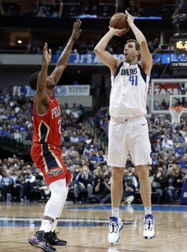 Nieuwe mijlpaal voor Dirk Nowitzki in NBA: Duitser gaat Wilt Chamberlain voorbij op eeuwige topschutterslijst