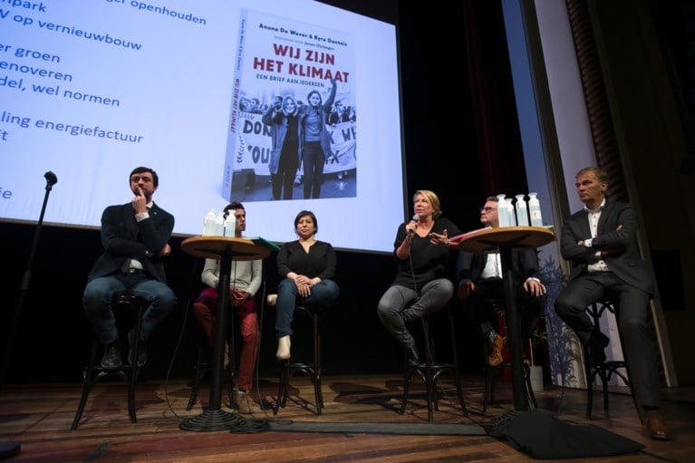 Klimaatactivistes Anuna De Wever en Kyra Gantois stellen boek voor