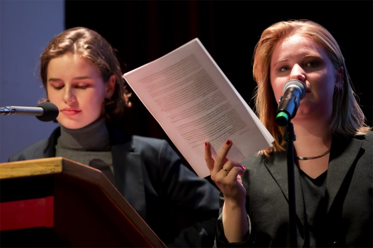 Klimaatactivistes Anuna De Wever en Kyra Gantois stellen boek voor