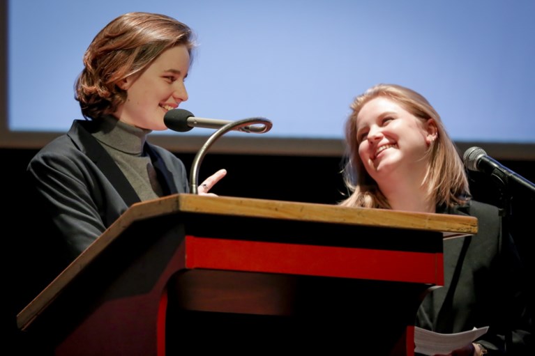 Klimaatactivistes Anuna De Wever en Kyra Gantois stellen boek voor