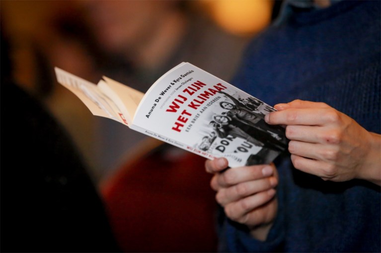 Klimaatactivistes Anuna De Wever en Kyra Gantois stellen boek voor