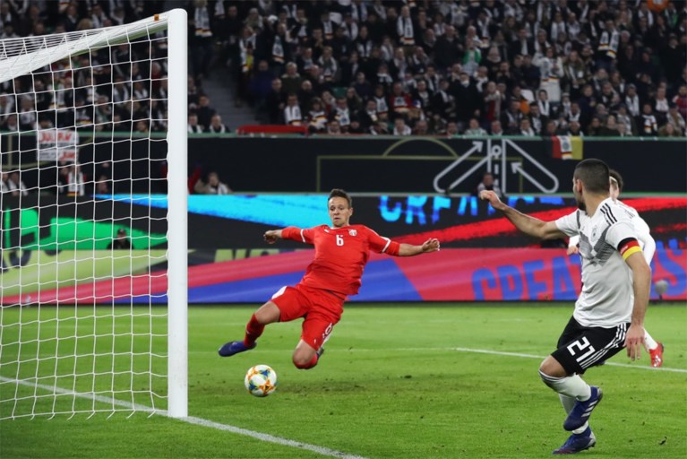 New look Duitsland raakt pas na mistasten van ex-Anderlecht-speler aan gelijkspel tegen Servië