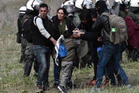 Griekse politie slaags met migranten die grens willen oversteken