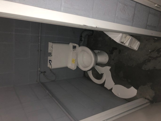 Standard deelt foto’s van doortocht Anderlecht-hooligans: kraters op het veld, gesloopte wc’s en afgerukte zitjes