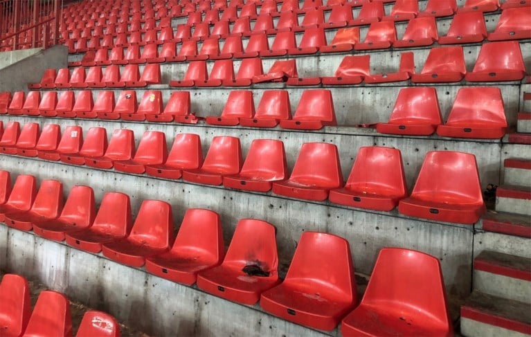 Standard deelt foto’s van doortocht Anderlecht-hooligans: kraters op het veld, gesloopte wc’s en afgerukte zitjes