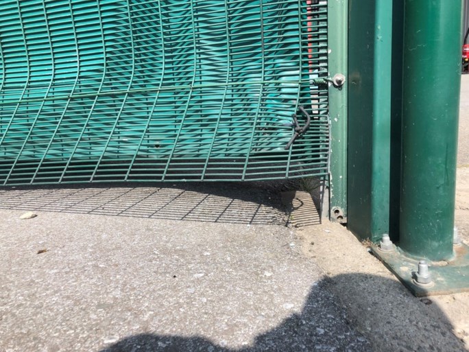 Standard deelt foto’s van doortocht Anderlecht-hooligans: kraters op het veld, gesloopte wc’s en afgerukte zitjes