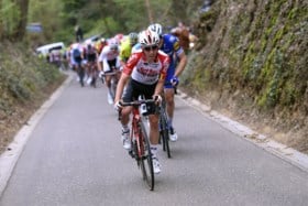 Mathieu van der Poel wint nu ook Brabantse Pijl door van kop af Alaphilippe en co uit het wiel te spurten
