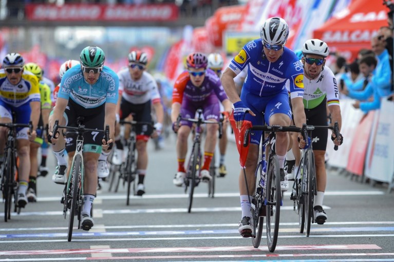 Zelfs Turkse vlag tussen zijn fiets kan Jakobsen niet van 24e zege voor Deceuninck-Quick Step houden