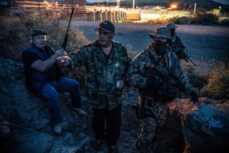 Gewapende milities houden migranten vast op grens VS en Mexico