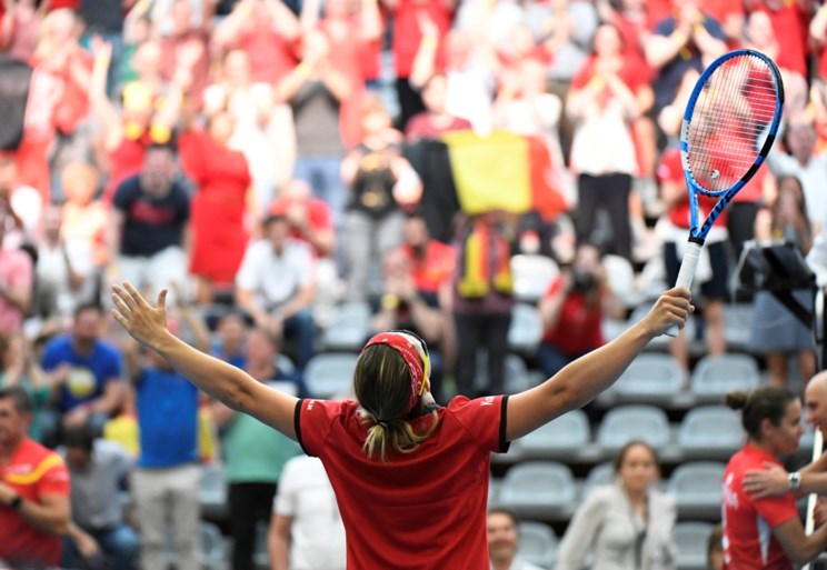 Kirsten Flipkens stunt, maar Alison Van Uytvanck verliest: België en Spanje houden elkaar in evenwicht op eerste dag van Fed Cup