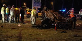 Vier zwaargewonden na crash tegen rotonde: wagen wordt meters ver weg gekatapulteerd