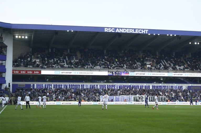 Fans geven op spandoek wat zij verstaan onder ‘het DNA van Anderlecht’