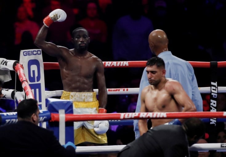 Crawford verslaat Khan en behoudt WBO-titel bij weltergewichten