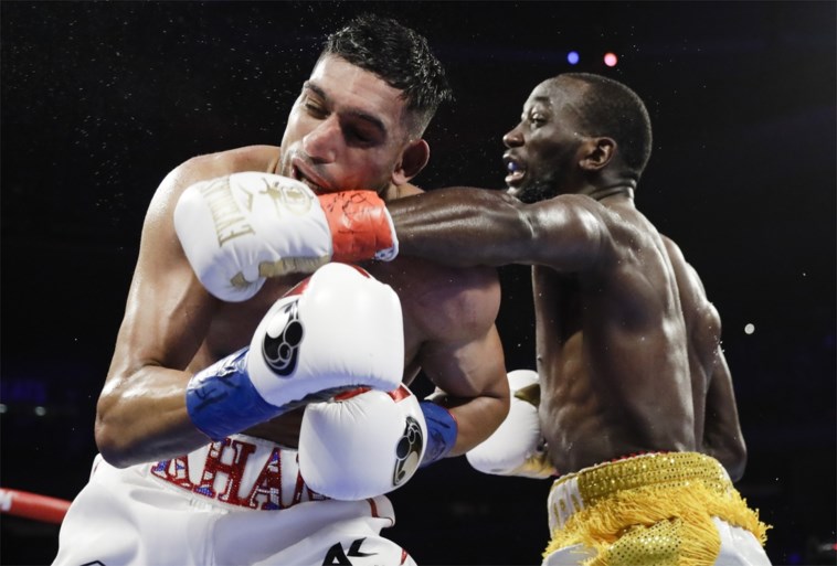 Crawford verslaat Khan en behoudt WBO-titel bij weltergewichten