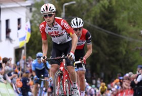 Julian Alaphilippe haalt het nu wel van Jakob Fuglsang in tactische Waalse Pijl, Bjorg Lambrecht knap vierde