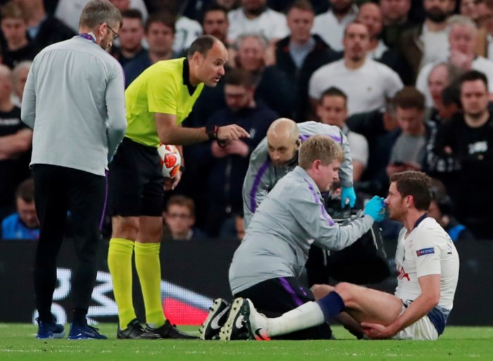 Jan Vertonghen groggy van het veld na zware botsing, maar schade valt mee: “Ik was alleen maar slapjes”