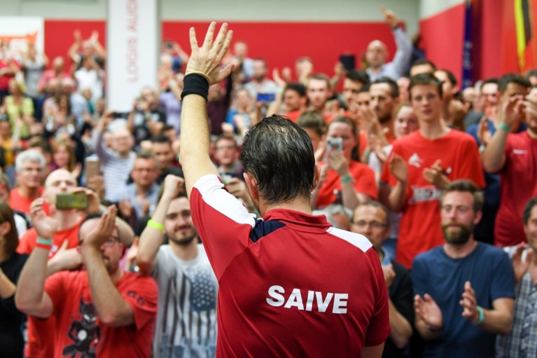 Tafeltennislegende Jean-Michel Saive sluit carrière af met fantastisch punt én tranen: “Nooit verwacht dat er zoveel volk zou zijn”