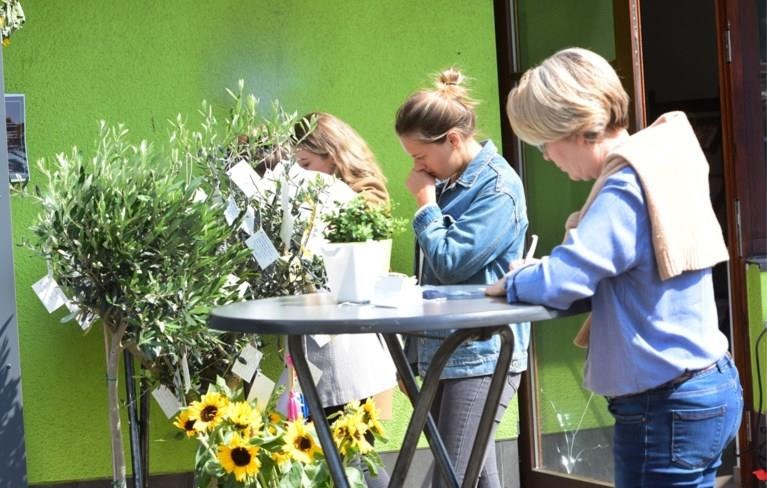 Honderden dorpsgenoten houden emotionele wake voor Julie Van Espen: ‘Voor haar was het glas altijd halfvol’