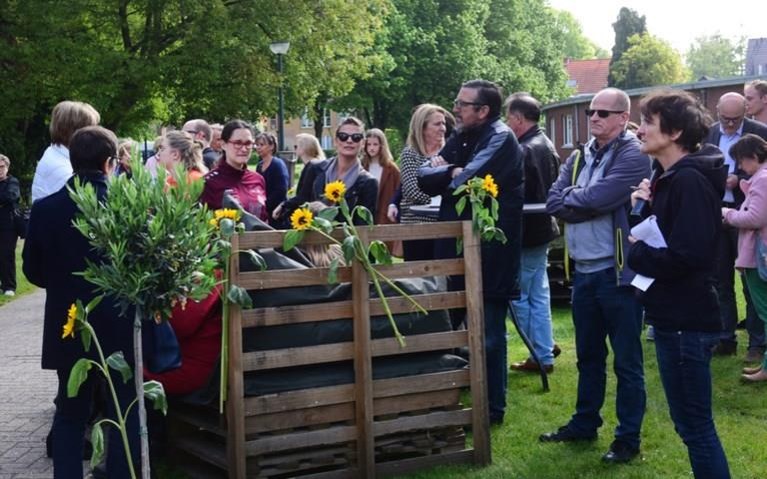 Honderden dorpsgenoten houden emotionele wake voor Julie Van Espen: ‘Voor haar was het glas altijd halfvol’