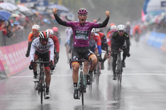 Uitgeregende Giro-etappe eindigt in vreemde massaspurt: Pascal Ackermann boekt tweede ritzege