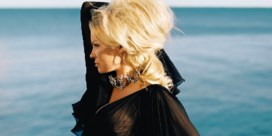 Pamela Anderson voor het eerst op de cover van Vogue
