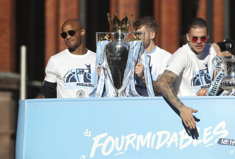 Supporters zingen Vincent Kompany toe bij titelviering Manchester City, kapitein speecht en eindigt met mic drop: “I’m out!”