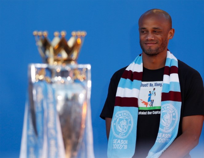 Supporters zingen Vincent Kompany toe bij titelviering Manchester City, kapitein speecht en eindigt met mic drop: “I’m out!”