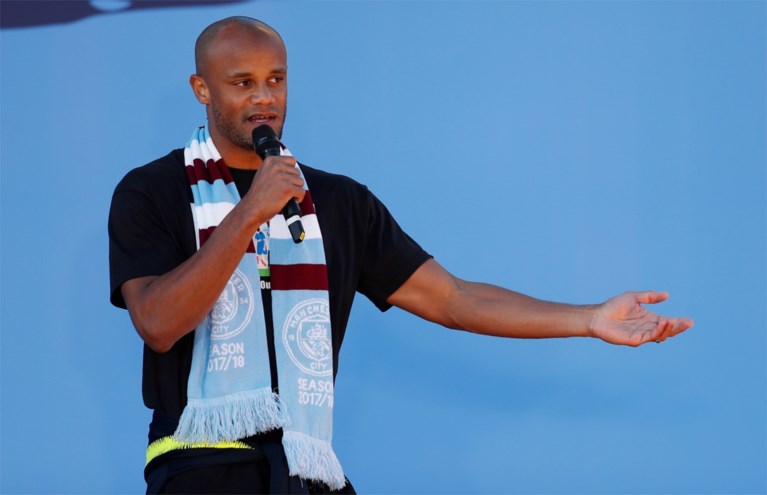 Supporters zingen Vincent Kompany toe bij titelviering Manchester City, kapitein speecht en eindigt met mic drop: “I’m out!”