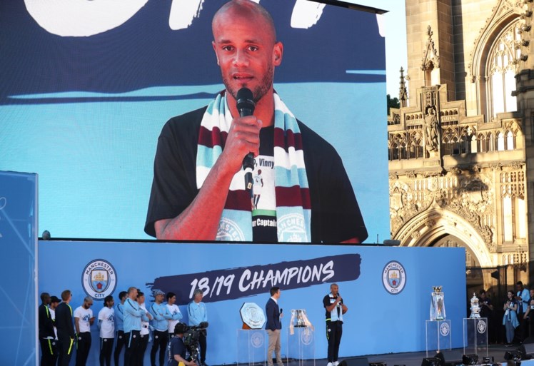 Supporters zingen Vincent Kompany toe bij titelviering Manchester City, kapitein speecht en eindigt met mic drop: “I’m out!”