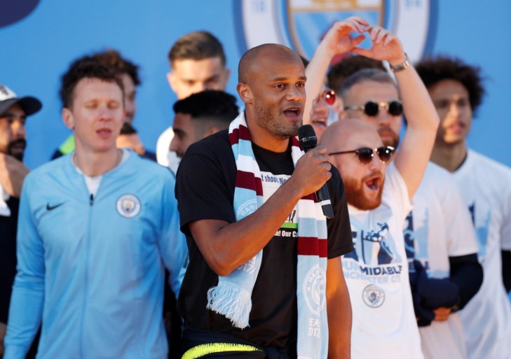 Supporters zingen Vincent Kompany toe bij titelviering Manchester City, kapitein speecht en eindigt met mic drop: “I’m out!”