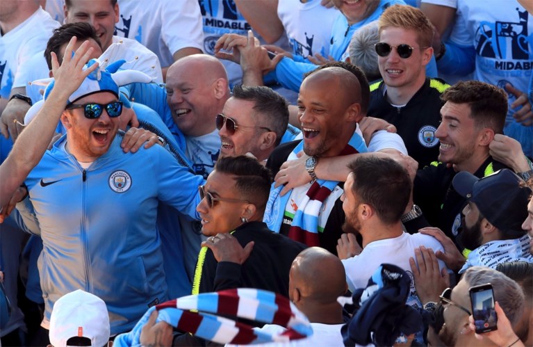 Supporters zingen Vincent Kompany toe bij titelviering Manchester City, kapitein speecht en eindigt met mic drop: “I’m out!”