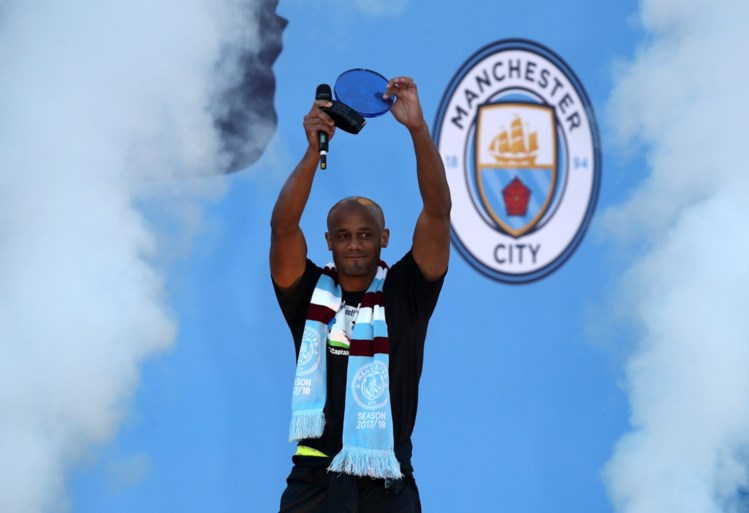 Supporters zingen Vincent Kompany toe bij titelviering Manchester City, kapitein speecht en eindigt met mic drop: “I’m out!”