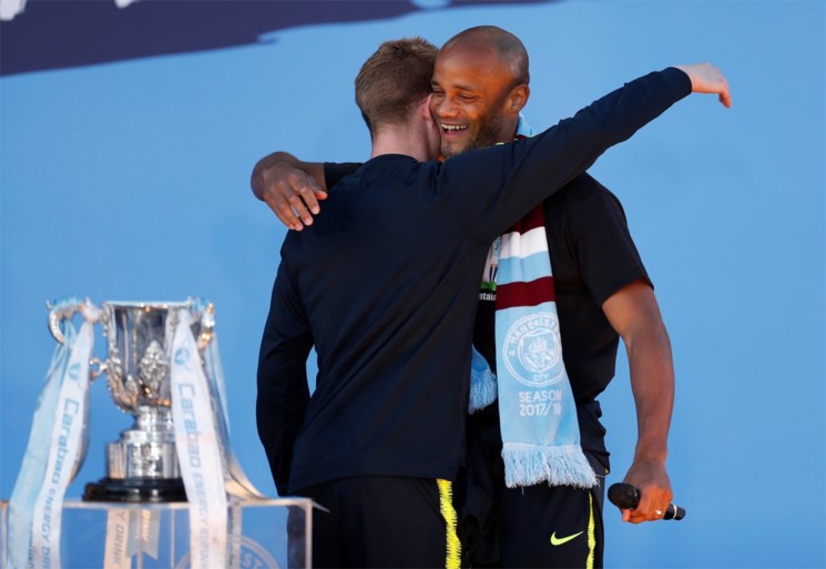 Supporters zingen Vincent Kompany toe bij titelviering Manchester City, kapitein speecht en eindigt met mic drop: “I’m out!”