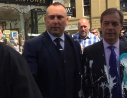 Nigel Farage bekogeld met milkshake 