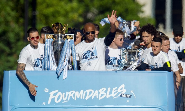 Supporters zingen Vincent Kompany toe bij titelviering Manchester City, kapitein speecht en eindigt met mic drop: “I’m out!”