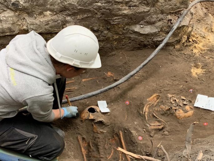 Archeologen ontdekken begraafplaats voor kinderen en baby’s aan Sint-Baafskathedraal in Gent