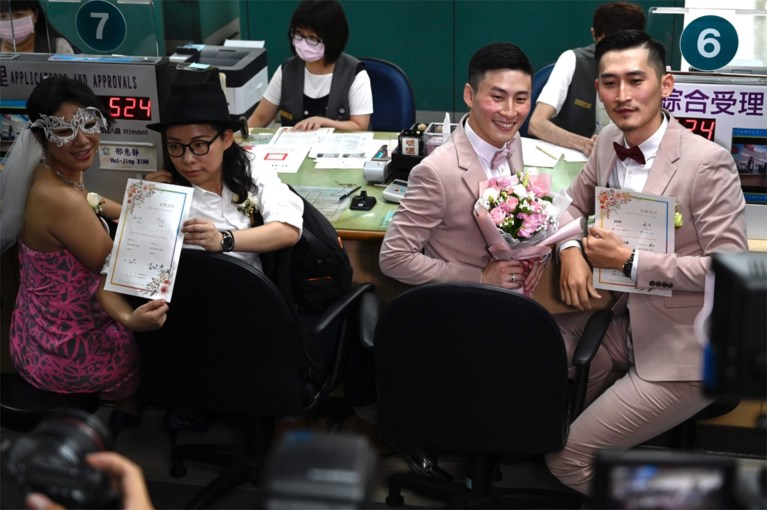Taiwan voltrekt eerste homohuwelijken in Azië