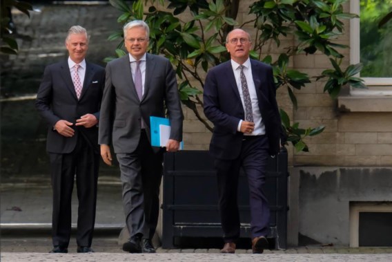 Koning Filip benoemt Didier Reynders en Johan Vande Lanotte tot informateur