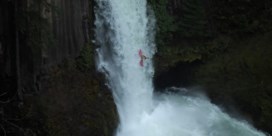 Extreem kajakken van 20 meter hoge waterval
