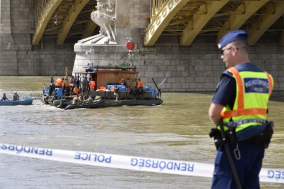 Lichaam gevonden in Donau honderd kilometer van plek waar toeristenboot schipbreuk liep
