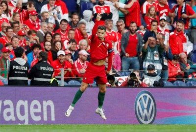 Onverslijtbaar Cristiano Ronaldo Knalt Portugal Met Hattric De Standaard Mobile
