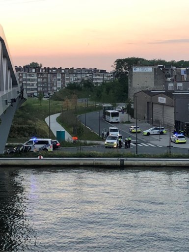 Wagen crasht tegen brug na politieachtervolging op Antwerpse ring