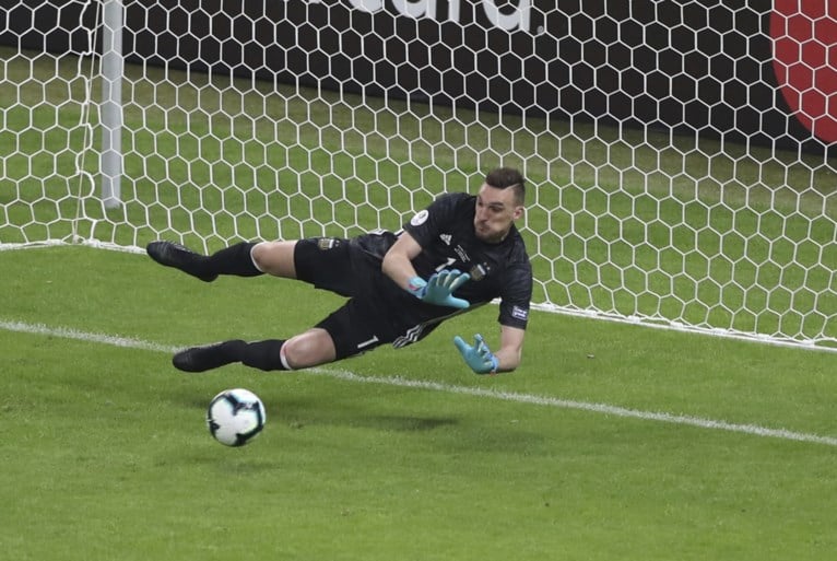 Argentinië ontsnapt door gemiste penalty maar net aan tweede nederlaag op Copa América