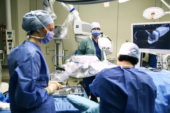 Primeur voor Antwerps ziekenhuis: cochleair implantaat geplaatst met robot