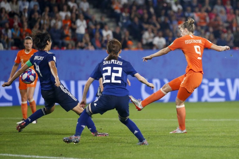 Nederland kruipt door het oog van de naald tegen Japan maar staat na omstreden strafschop in kwartfinale van WK vrouwenvoetbal