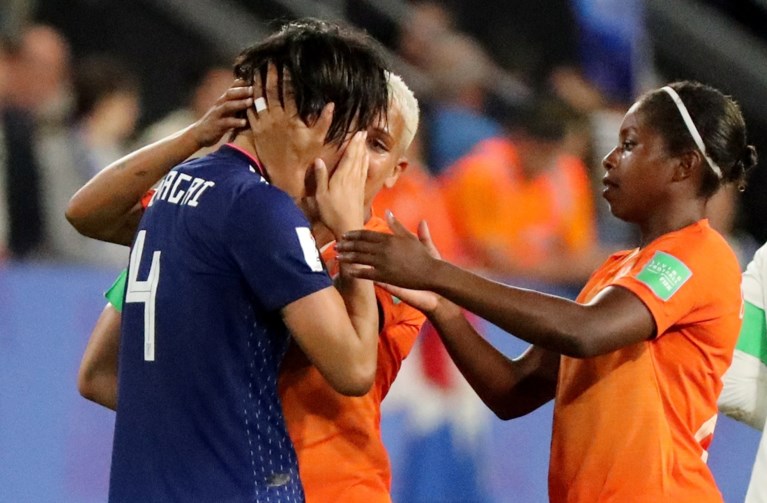 Nederland kruipt door het oog van de naald tegen Japan maar staat na omstreden strafschop in kwartfinale van WK vrouwenvoetbal