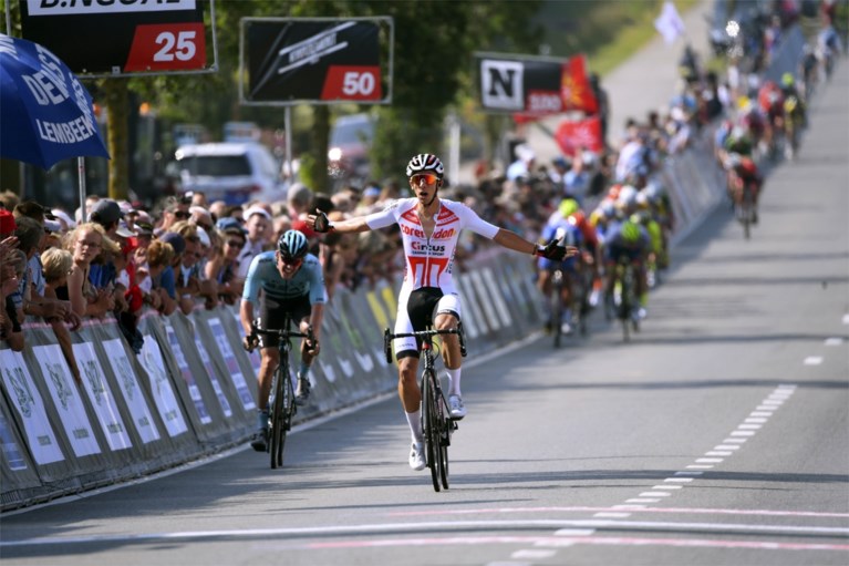 Dries De Bondt wint verrassend Halle-Ingooigem, massale val in laatste kilometer fataal voor favorieten