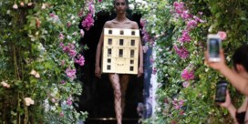 Gouden poppenhuis lichtpuntje in donkere collectie Dior