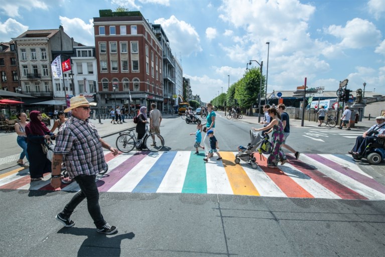 Antwerpen in regenboogkleuren: van Theaterplein en Permeke-bib tot basketringen en zebrapaden