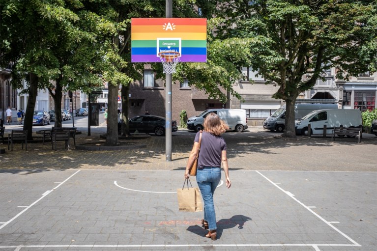 Antwerpen in regenboogkleuren: van Theaterplein en Permeke-bib tot basketringen en zebrapaden